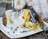 Pommes de terre au four à la crème de ciboulette