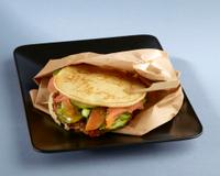 Un burger original aux saveurs d'ailleurs ! Une recette réalisée à 8 mains, dans le cadre de l'atelier bloggeurs Amora.