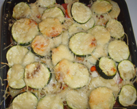 Faire revenir courgettes oignons et pommes de terre à l'huile d'olive ajouter des feuilles de menthe de l'ail et des tranches de mozzarella