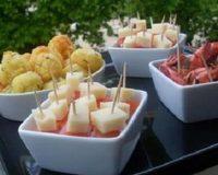 Idéal pour une soirée sympas entre amis ou en famille... Au menu, quelques crevettes fraîches grillées à l'ail, des petites brochettes colorées hyper faciles à faire…