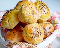 Bonjour à tous! De jolis petits pains déjà garnis à l'intérieur. Ils pourront être servis à table en attendant le plat…