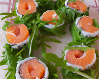 Makis au saumon, pesto et roquette