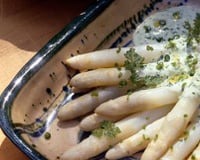 Asperges en sauce aux herbes aromatiques et au poivre vert