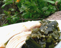 Raie pochée, condiment wakamé-sésame, tagliatelle à l'encre de seiche