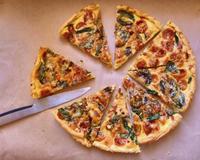 Une recette de tarte salée avec des tomates cerises, du basilic, des pousses d'épinard, des lardons et du fromage de chèvre.