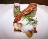 Cabillaud rôti et crémeux de tartiflette à la vitelotte en tube d'algue