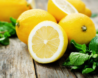 Comment presser facilement un citron sans presse-agrumes et sans en mettre partout ?