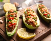 Une délicieuse recette de courgettes farcies à la viande hachée et à la tomate le tout bien gratiné au four. Un vrai régal.