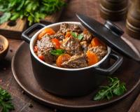 Boeuf bourguignon traditionnel au vin de Bourgogne