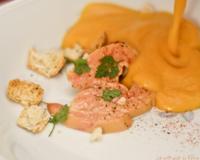 Une escalope de foie gras crue, cuite par le velouté de potiron servi en live devant vos invités, effet garanti !