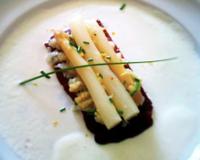 Tartelettes revisitées composées d'un sablé au parmesan et fromage de chèvre, d'un velouté d'asperges, et de pointes d'asperges.