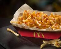 McDo met une couche de cheddar et de bacon sur ses frites