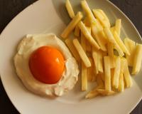 Allez c'est parti, on va manger des frites et un œuf en dessert mais on est peut-être fou mais rassurez-vous ce n'est que du sucré et oui juste une…