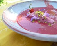 Une soupe de fraises pochées accompagnée d'un sorbet minute framboises et Philadelphia. Philadelphia apporte une touche salée à la recette et va apporter une touche…