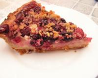 Mi tarte, mi gâteau, des cerises et une crème au bon goût de vanille, tout ce qu'il faut pour un bon dessert.