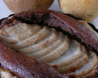 Des poires fondantes prisonnières d'une frangipane au chocolat. C'est moelleux et fondant.