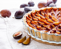 Julie Andrieu dévoile sa tarte aux prunes « pour une transition en douceur » idéale en automne