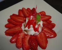 Un carpaccio de fraises tout simple mais très visuel.
