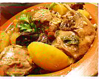 Lapin sauvage façon tajine aux pruneaux , citrons confits et aux baies roses