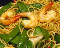 Wok de nouilles chinoises aux crevettes et aux légumes