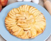 C'est une tarte aux pommes à pâte fine.