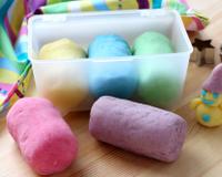 Saviez vous qu'avec des produits très basiques vous pouvez faire une pâte à modeler qui a la même texture que celle que l'on achète dans…