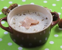 Velouté aux châtaignes et à l'ail et ses pétales de foie gras