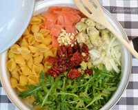 One pot pasta au saumon fumé, tomates séchées et roquette