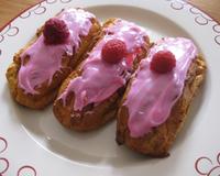 Délicieux petits choux fourrés avec une crème de framboises