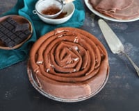 Gâteau tourbillon de crêpes drapées au chocolat et chantilly