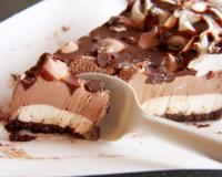 Une tarte fondante au chocolate avec des éclayes de caramel, un pur bonheur.