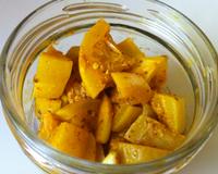 L'achard de citrons confits est une spécialité culinaire créole qui accompagne les plats à base de riz blanc et carris en apportant une touche exotique.