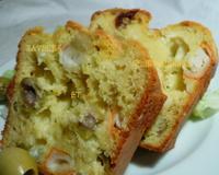 Un cake aux saveurs terre/mer : Surimi, tomates et olives.Un cake moelleux très agréable en bouche.