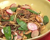 Pour changer des plats traditionnels, pourquoi ne pas essayer cette recette de nouilles chinoises sautées aux petits légumes et au bœuf caramélisé…