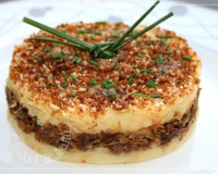 Un parmentier de canard confit recouvert d'une fine chapelure de pain d'épices