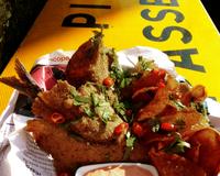 Un classique de la cuisine britannique 'fast-foodienne' revisité façon marocaine... ou comment noyer l'odeur de friture dans les aromates et les épices.