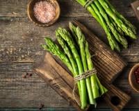 Faut-il éplucher les asperges vertes ? Julie Andrieu partage son astuce pour savoir si vous devez le faire