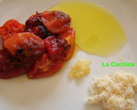 Morue sèche au barbecue avec un mélange de tomates grillées arrosée d'huile d'olive et assaisonnée d'ail.