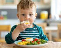 Cet aliment, souvent donné aux enfants, ne devrait pourtant pas être consommé avant l'âge de 5 ans