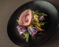 Tataki de filet de veau sous la mère, légumes du moment au wok