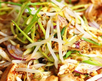 Udons sautés au poulet et aux crevettes