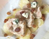 Posé sur un lit de pommes de terre et arrosé d'une crème au roquefort, le filet mignon est cuit en papillotes ce qui le rend tendre et moelleux à souhait. Amateurs de…