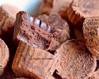 Bonjour à tous! Les truffes (au chocolat bien sûr!)? J'en raffole! Et vous? Que diriez-vous d'une truffe, toujours au chocolat noir, mais avec de mini dés…