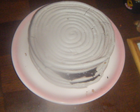 Un gâteau délicieux avec de la meringue et une mousse au chocolat