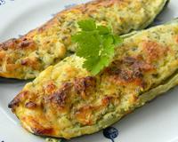 Des courgettes farcies avec une délicate garniture à l'amande que vous pourrez manger chaudes, au cours du repas ou froides, coupées en tronçons comme antipasti à l'apéritif!