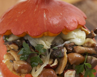 Un caquelon végétal pour un gratin tout en rondeur. Une couche de canard confit, orange et potimarron effilochés recouverte par des champignons "crémés" au fromage frais,…