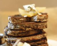 Pour un apéritif, Blinis de sarrasin et Fourme d'Ambert et poires pochées.