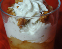 Verrine de compotée de poires, mousse de roquefort aux noix