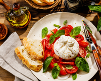 Miel, citron vert, fruits rouges : Cyril Lignac réinvente totalement la burrata pour les beaux jours, vous allez adorer !