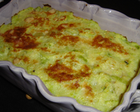 Pour prolonger l'été, voici ce petit gratin aux saveurs ensoleillées : courgettes et tomates du jardin, basilic, parmesan !Un plat tout simple et très savoureux !